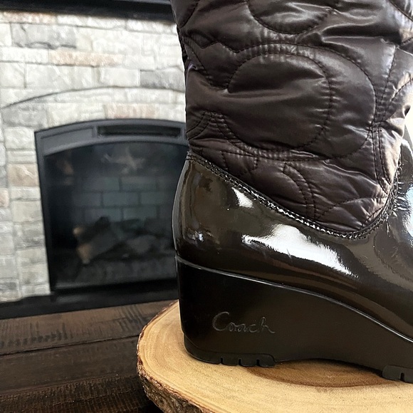 📦SOLD📦Women’s Coach Cantina A7368 wedge puffer Monogram boots. Size 8 - Picture 2 of 7